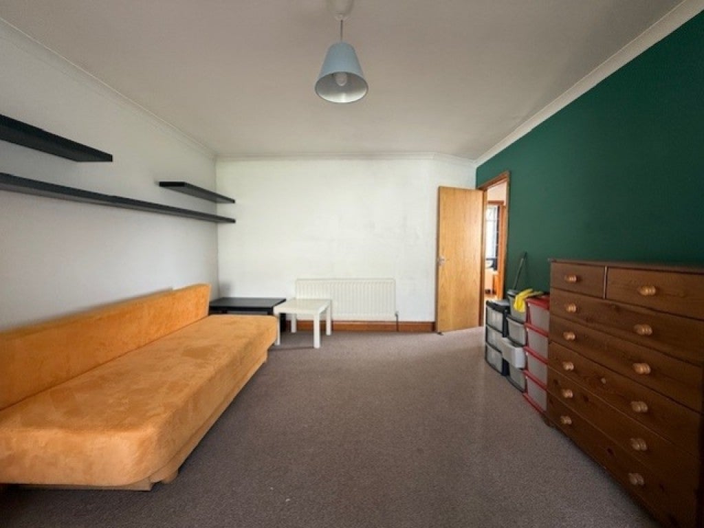 Flat Princes Drive in Greater London