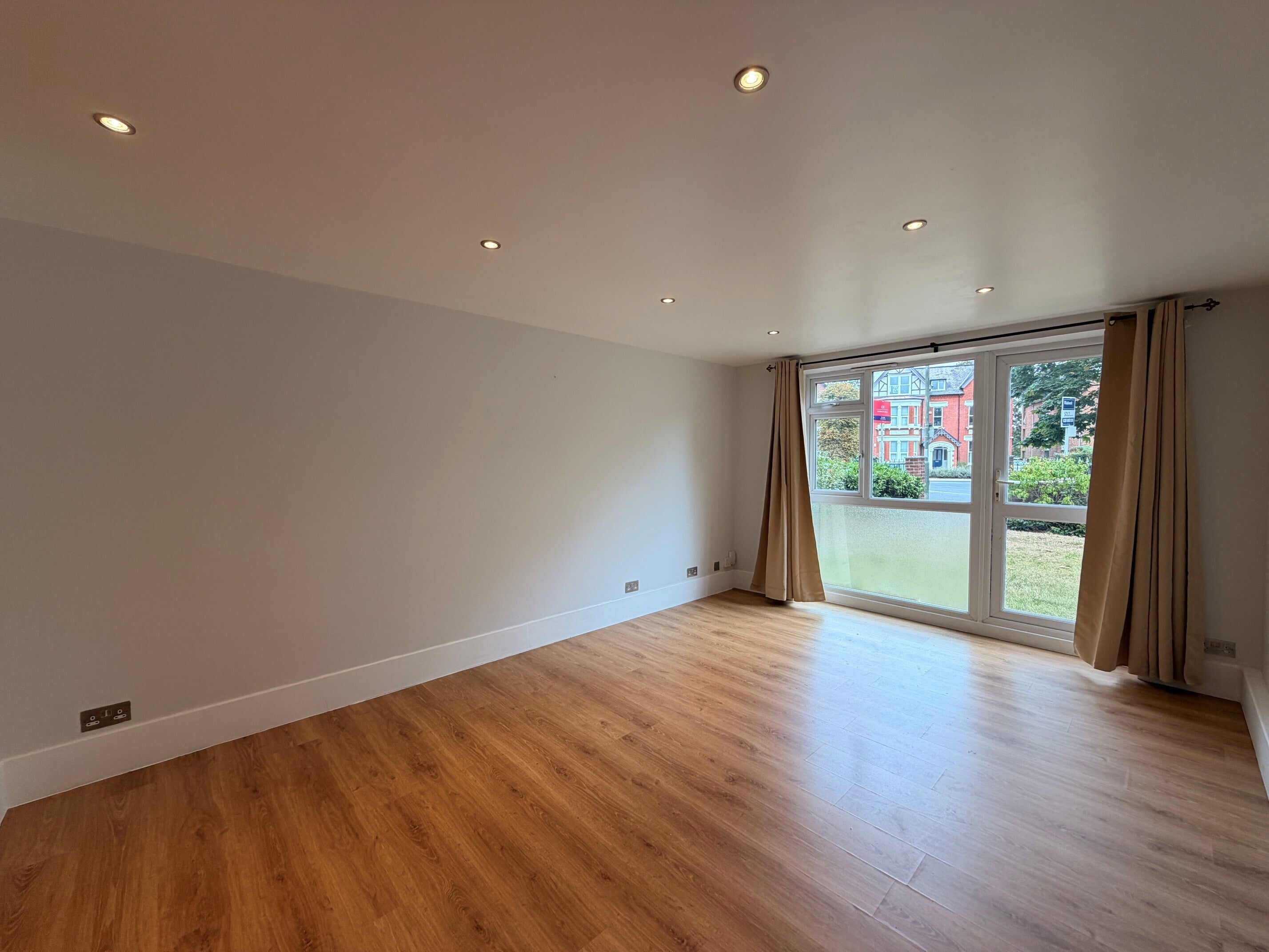 Flat Oakwood Avenue in Greater London