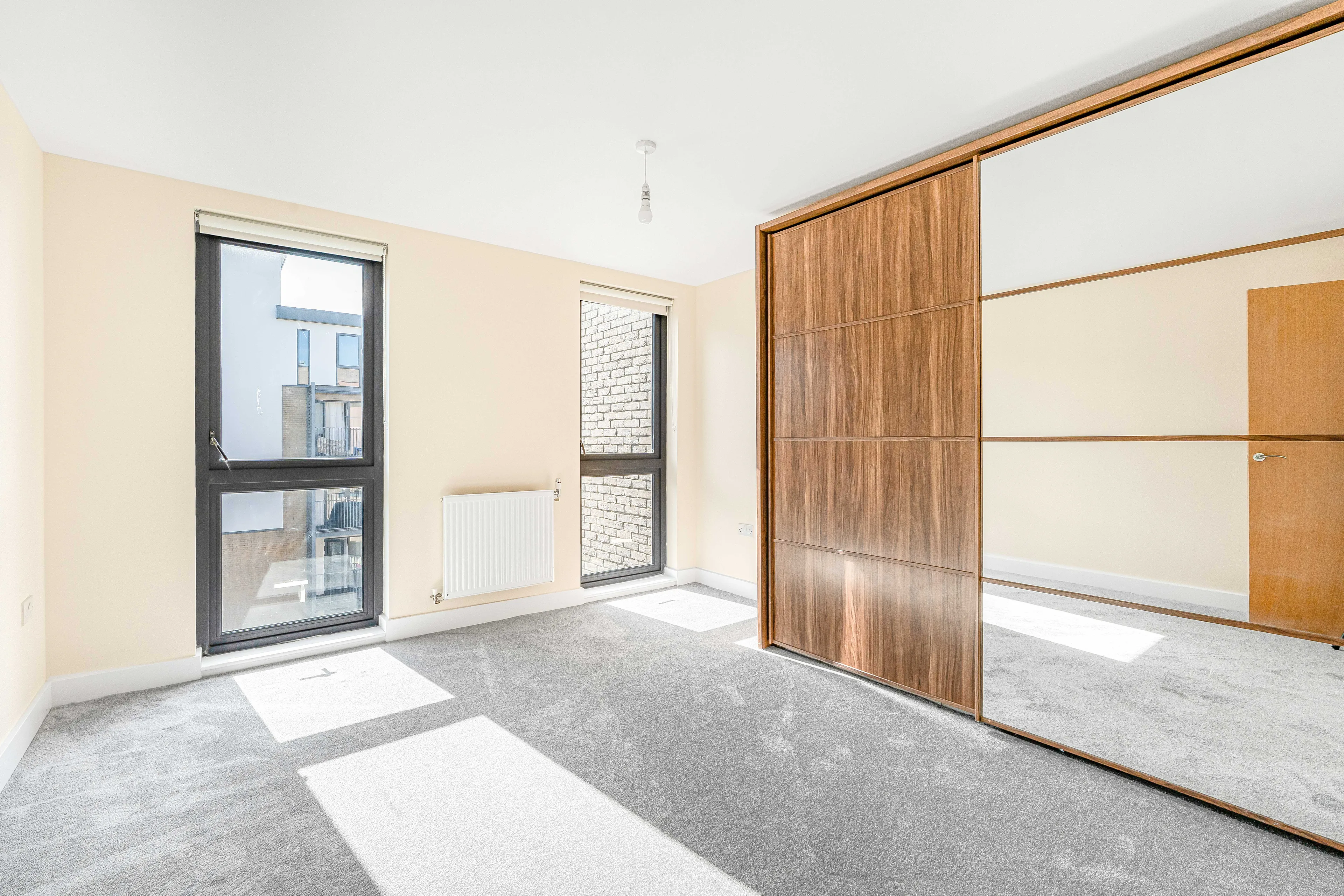 Flat Charcot Road in Greater London