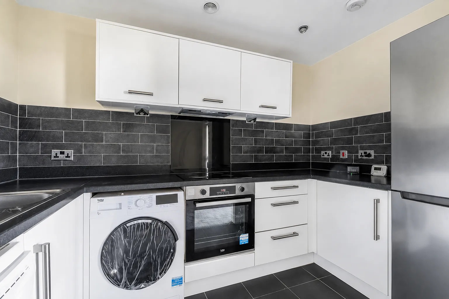Flat Charcot Road in Greater London