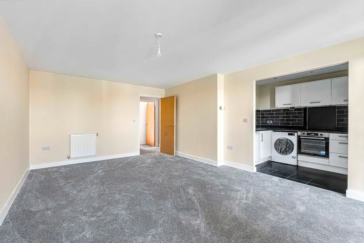Flat Charcot Road in Greater London