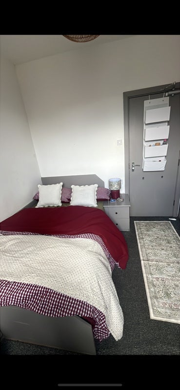 Room Beechwood Road in Leeds