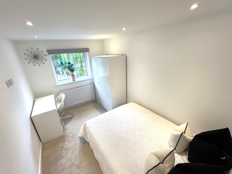 Room Higher Drive in Greater London