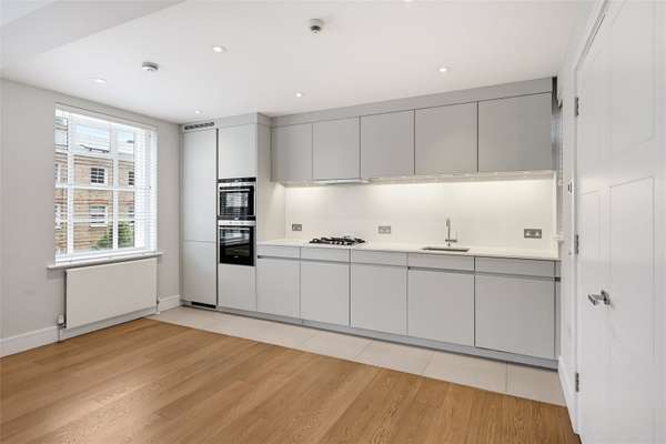 Flat Sloane Court East in Greater London