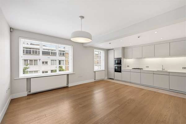 Flat Sloane Court East in Greater London