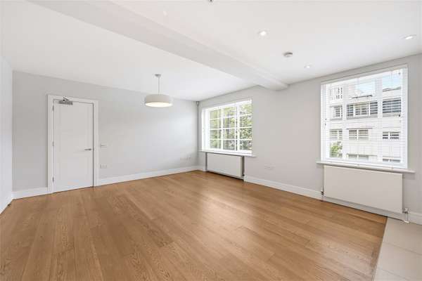 Flat Sloane Court East in Greater London