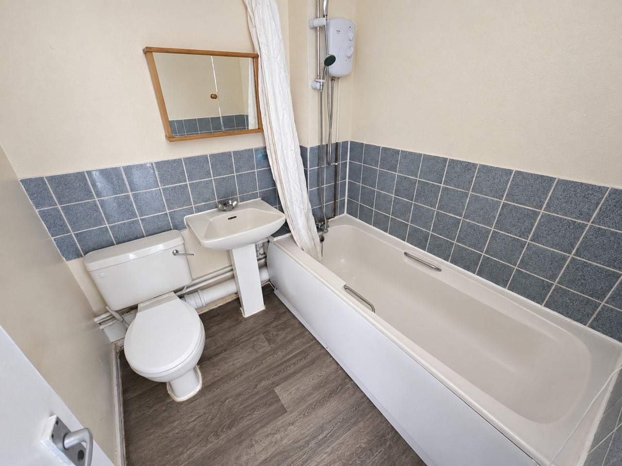 Flat Springwood Crescent in London