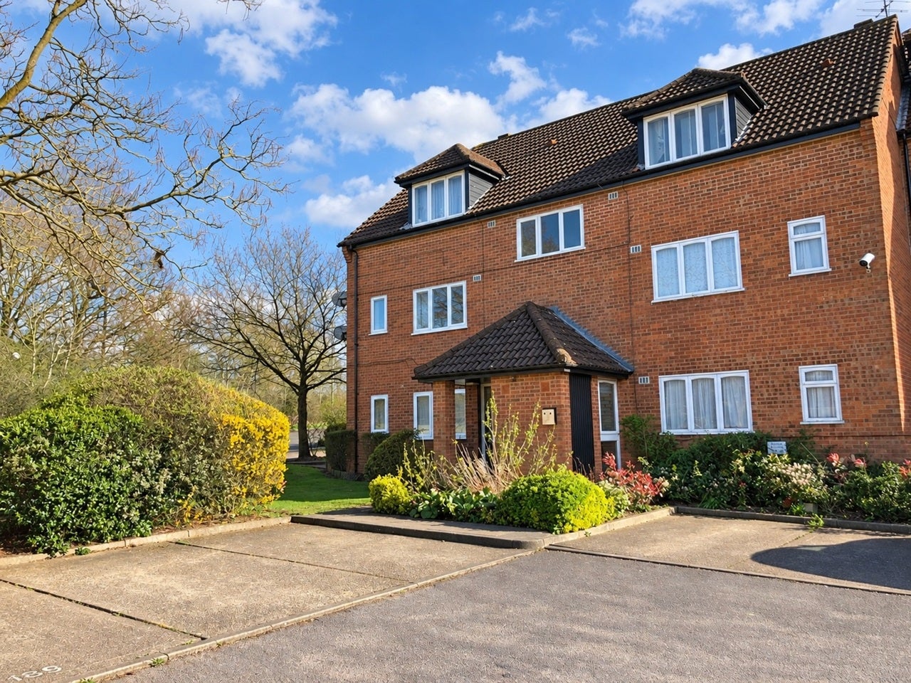 Flat Springwood Crescent in London