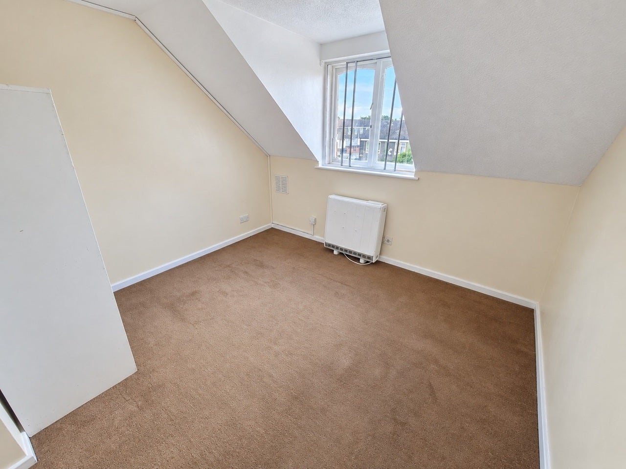 Flat Springwood Crescent in London