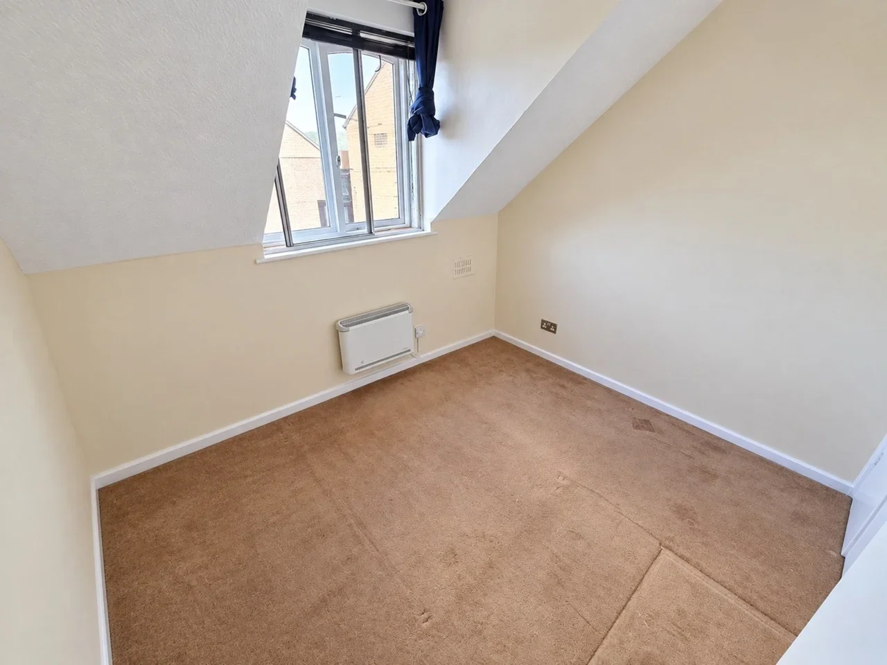 Flat Springwood Crescent in London