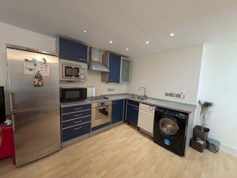 Flat Rotherhithe Street in Greater London