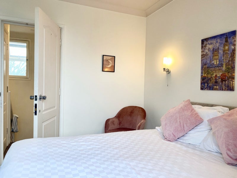 Flat Malmesbury Road in Greater London