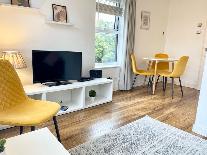 Flat Malmesbury Road in Greater London