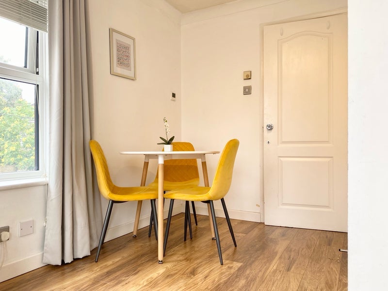Flat Malmesbury Road in Greater London
