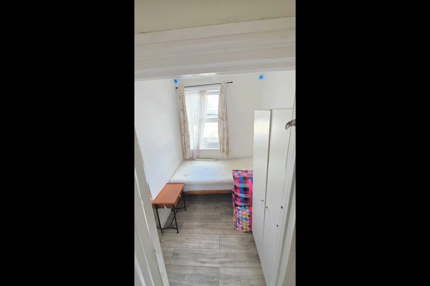 Room Oaklands Park Avenue in Greater London