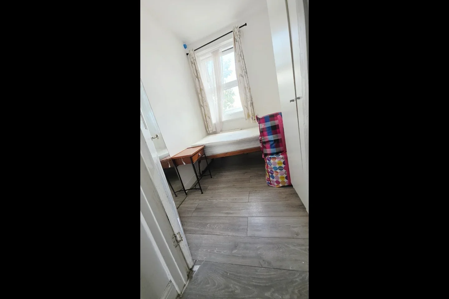 Room Oaklands Park Avenue in Greater London