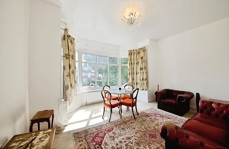 Flat Dollis Avenue in London
