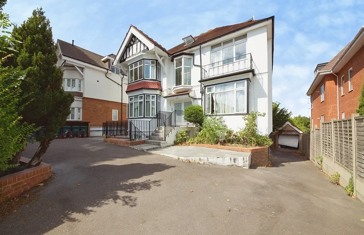 Flat Dollis Avenue in London