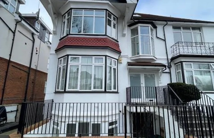 Flat Dollis Avenue in London