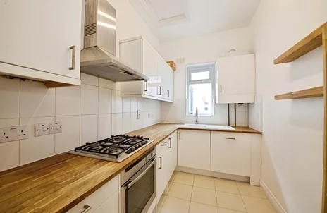 Flat Dollis Avenue in London