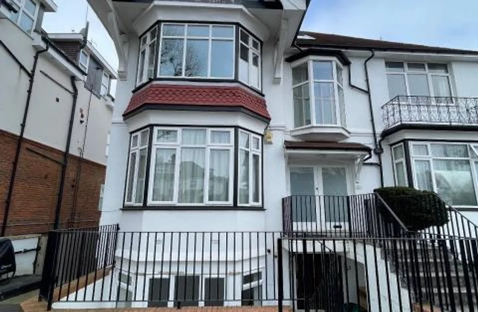 Flat Dollis Avenue in London
