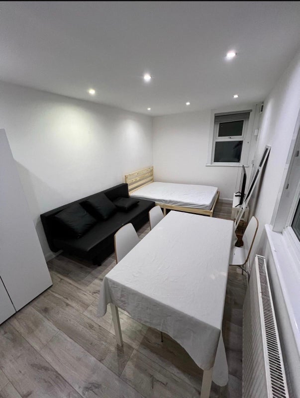 Room Glenarm Road in Greater London