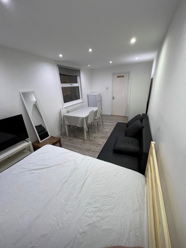 Room Glenarm Road in Greater London