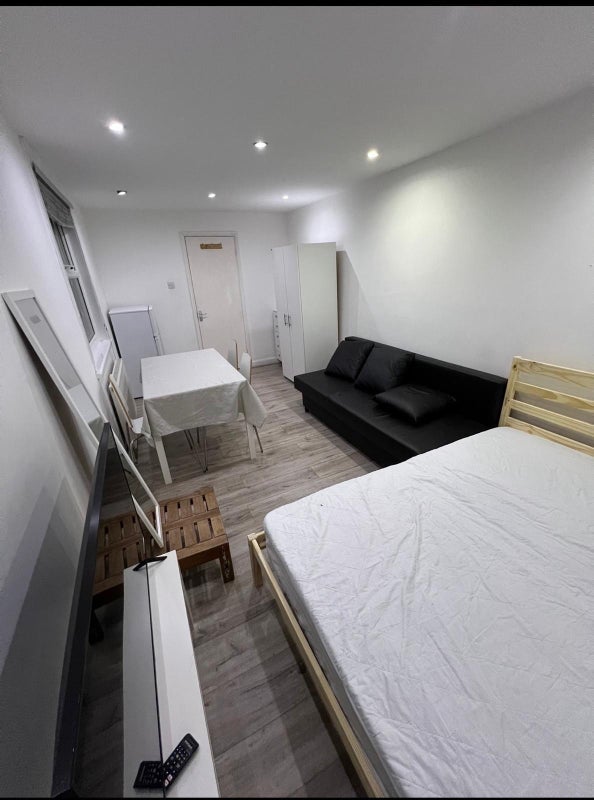 Room Glenarm Road in Greater London