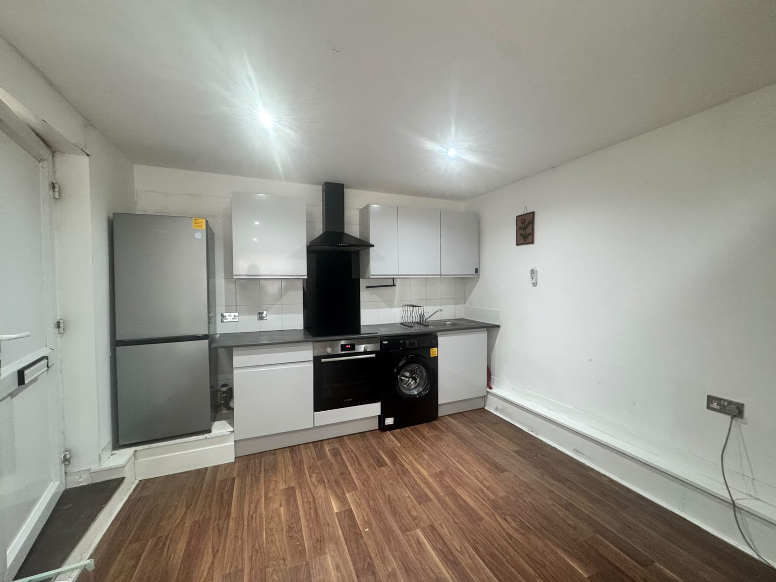 Flat Hillcross Avenue in Greater London