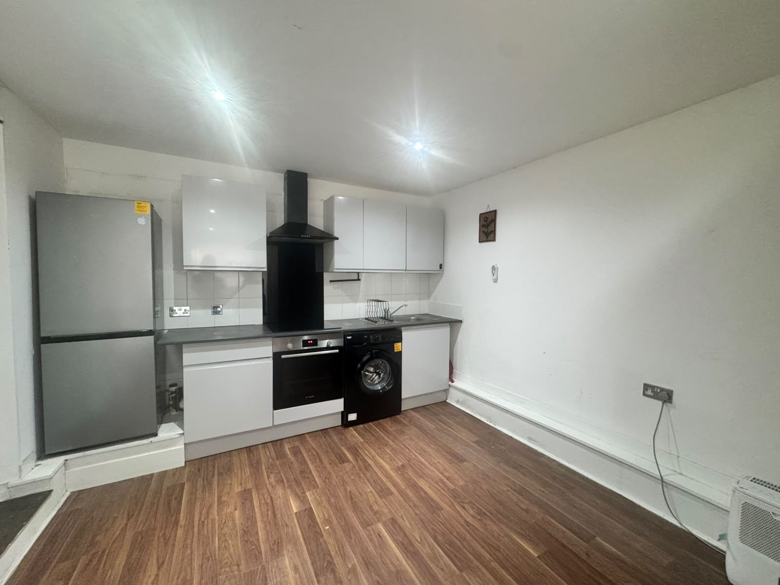 Flat Hillcross Avenue in Greater London