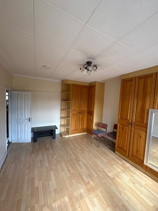 Room Flanders Road in Greater London