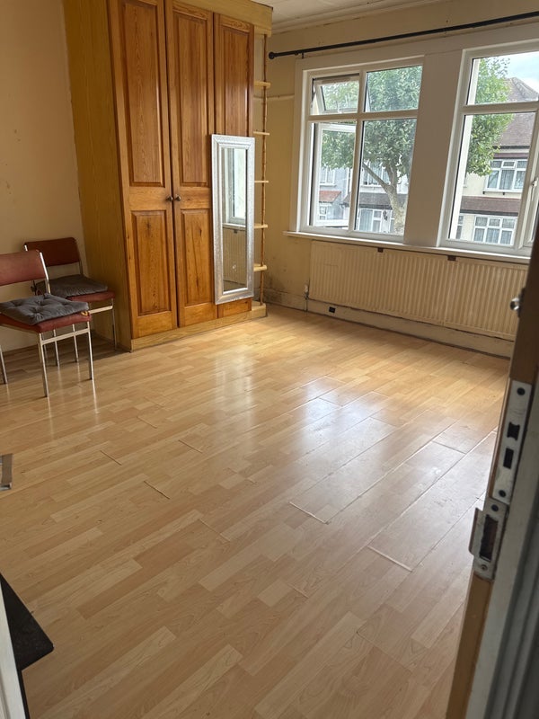 Room Flanders Road in Greater London