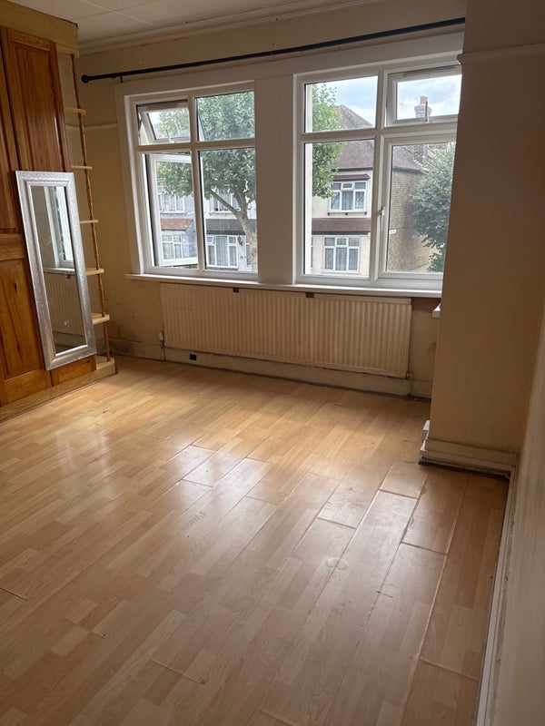 Room Flanders Road in Greater London