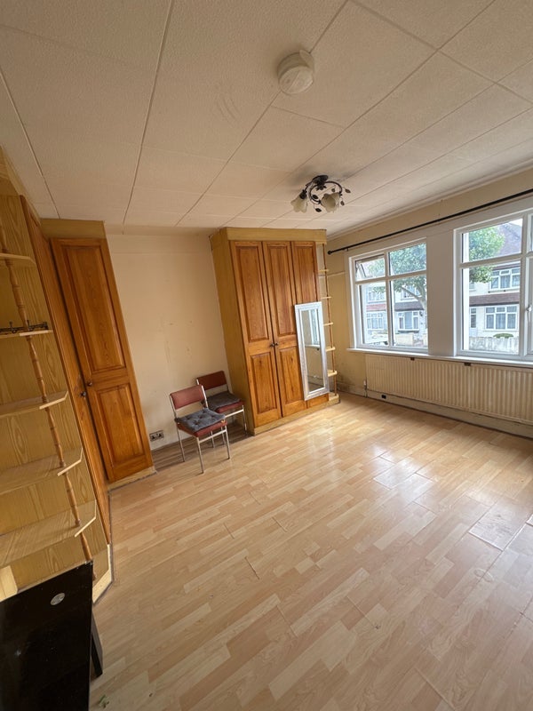 Room Flanders Road in Greater London