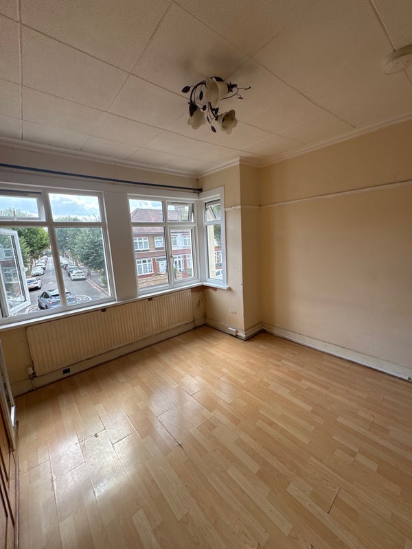 Room Flanders Road in Greater London