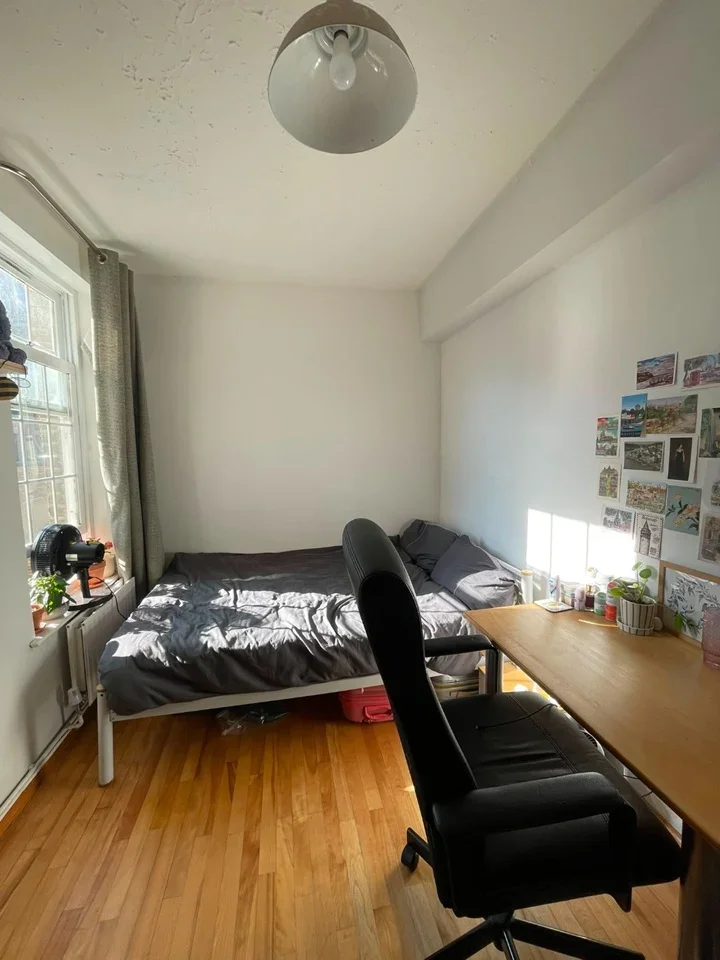 Room Churchway in Greater London