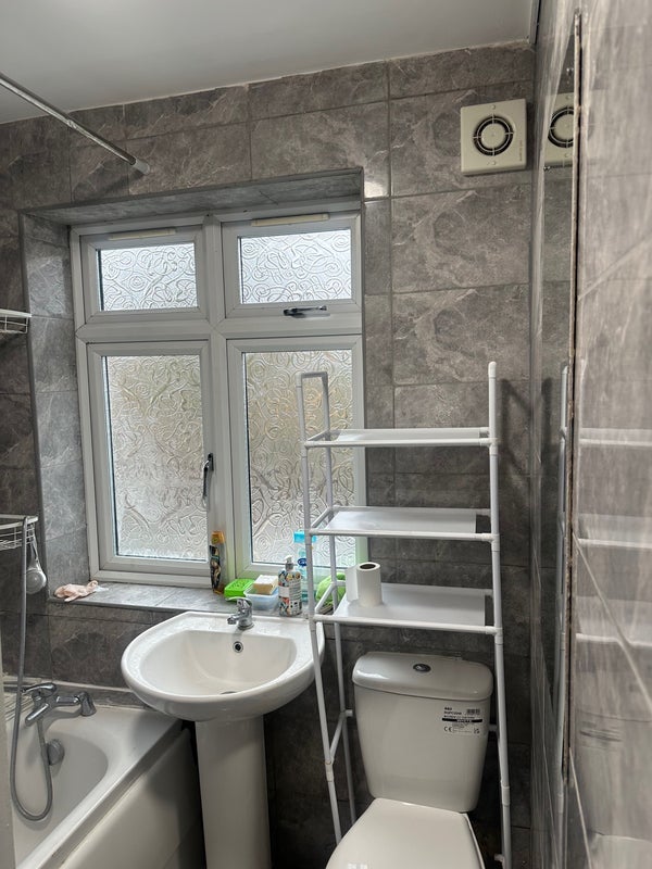Room Lawrence Avenue in Greater London