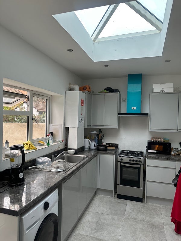 Room Lawrence Avenue in Greater London