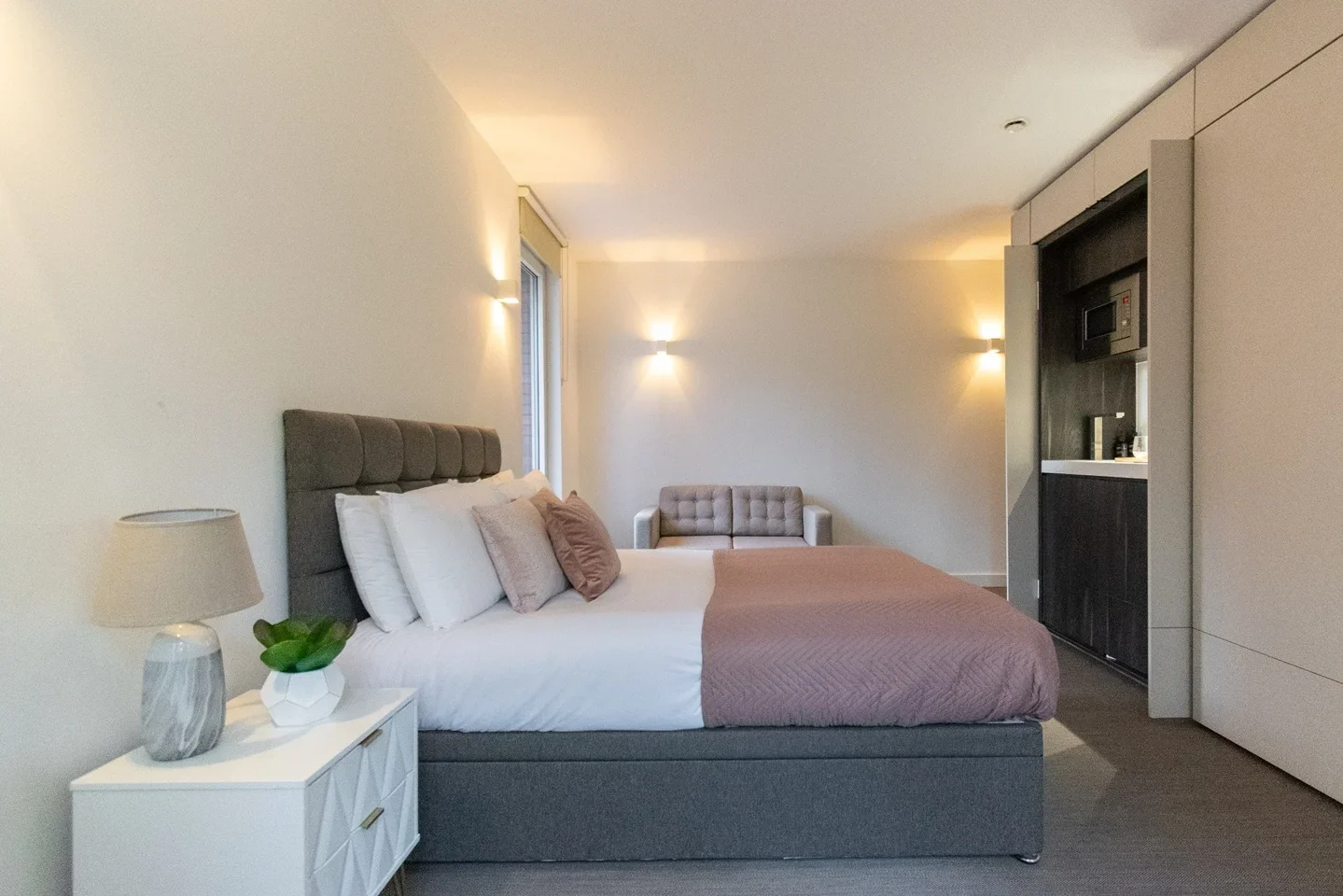Flat Staines Road in Greater London