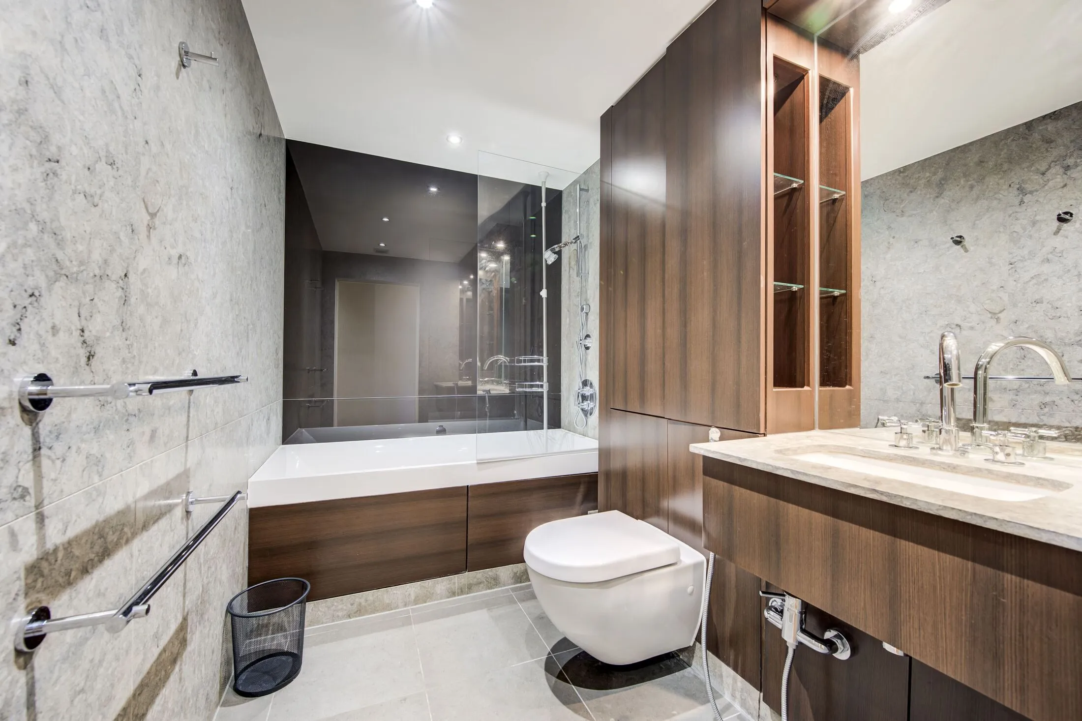 Flat Stephendale Road in Greater London