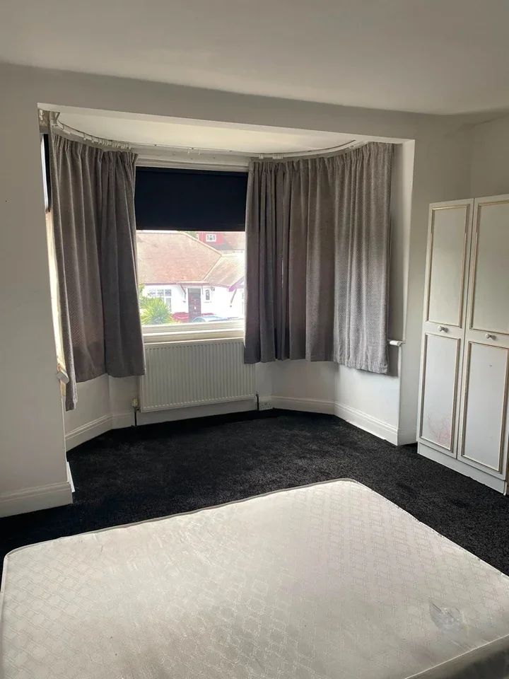 Room Queenborough Gardens in Greater London