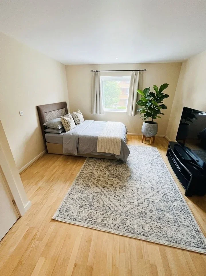 Room Mill Pond Close in Greater London