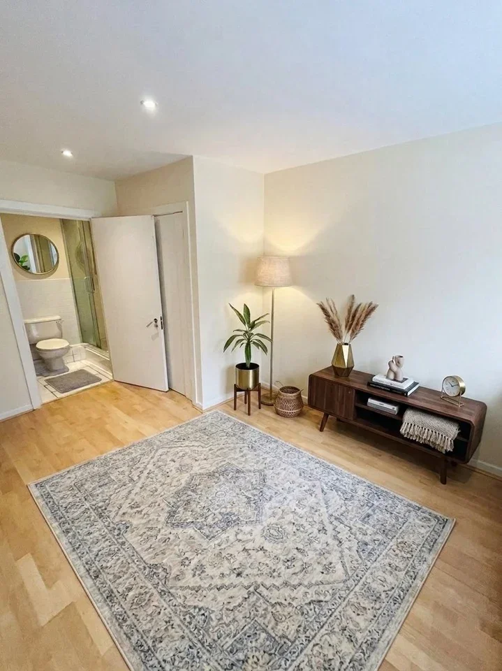 Room Mill Pond Close in Greater London