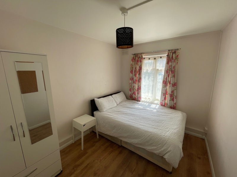 Room Pitt Crescent in Greater London