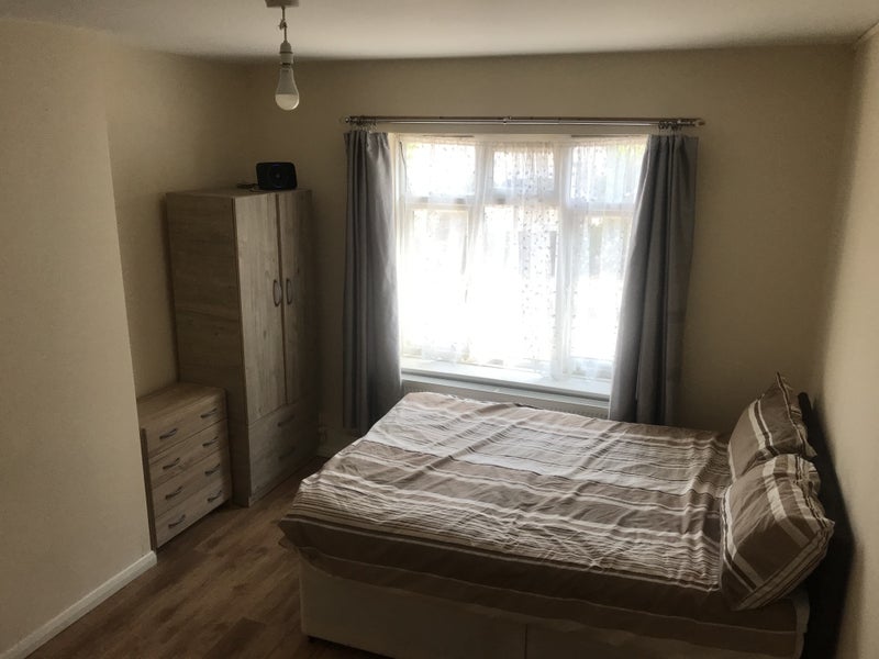 Room Pitt Crescent in Greater London