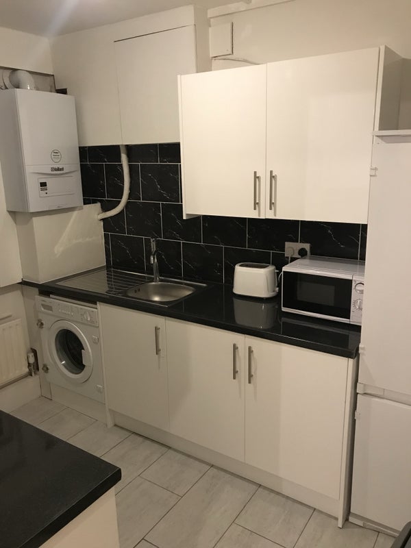 Room Pitt Crescent in Greater London