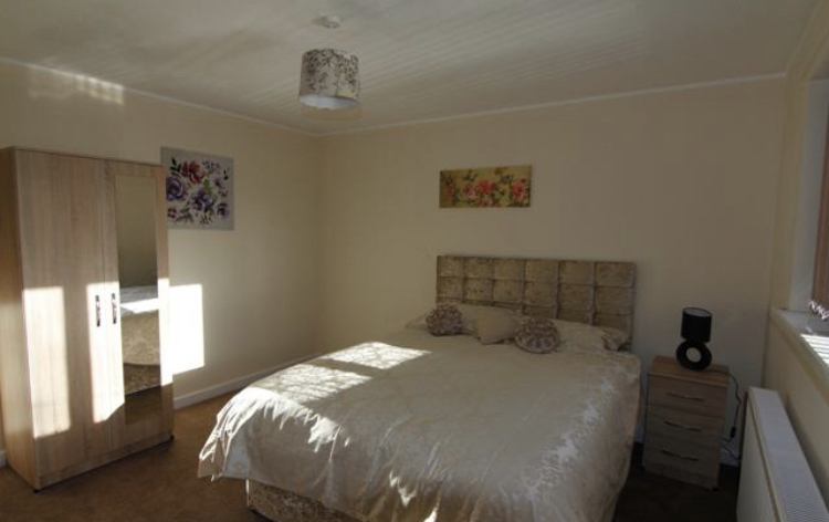 Room Pitt Crescent in Greater London