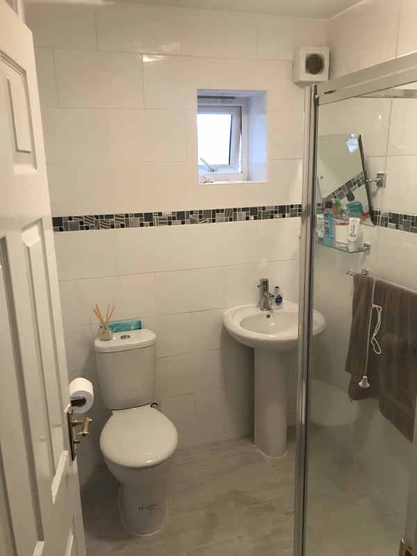 Room Pitt Crescent in Greater London