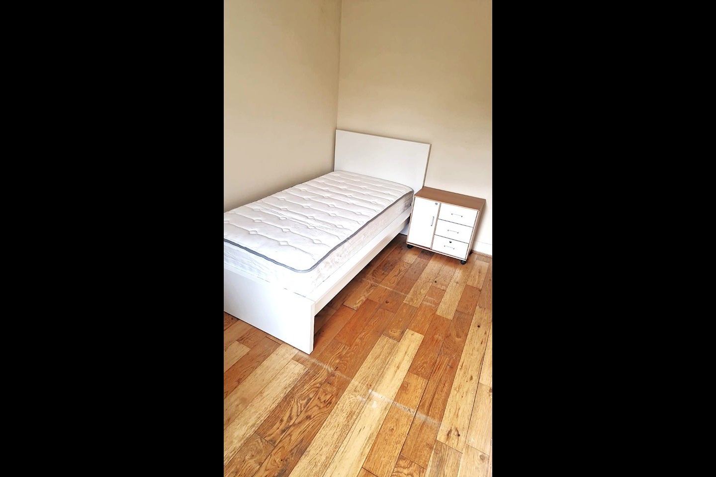 Room Waverley Road in Greater London