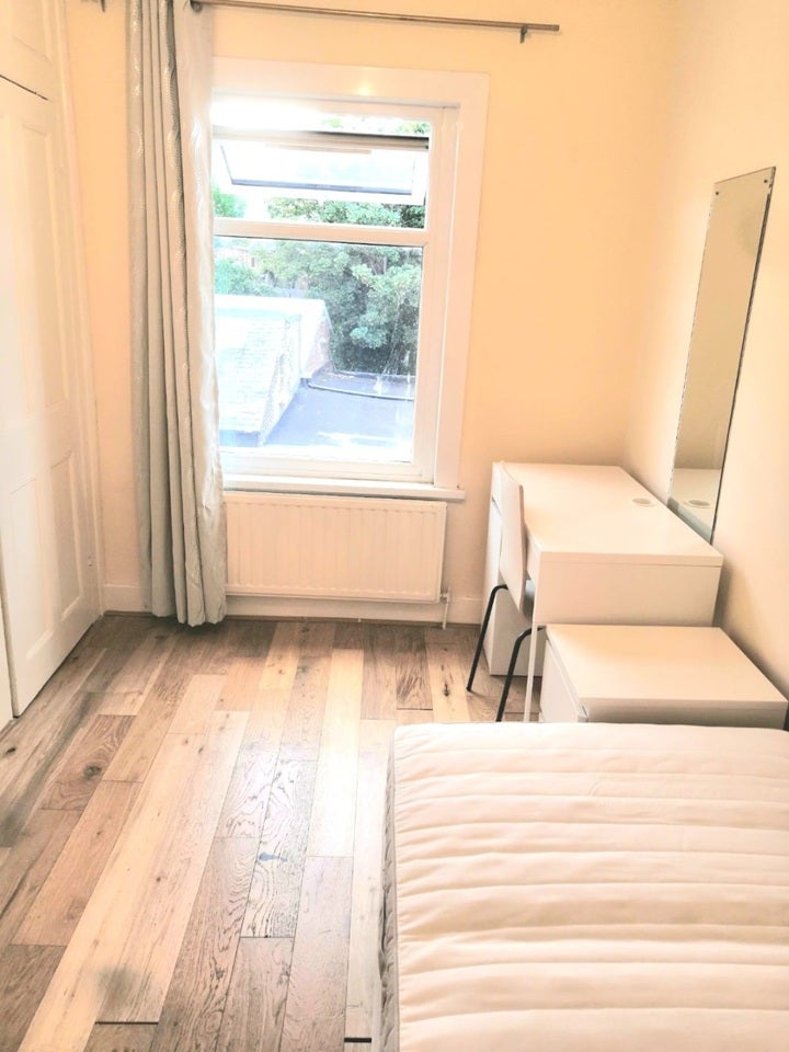 Room Waverley Road in Greater London